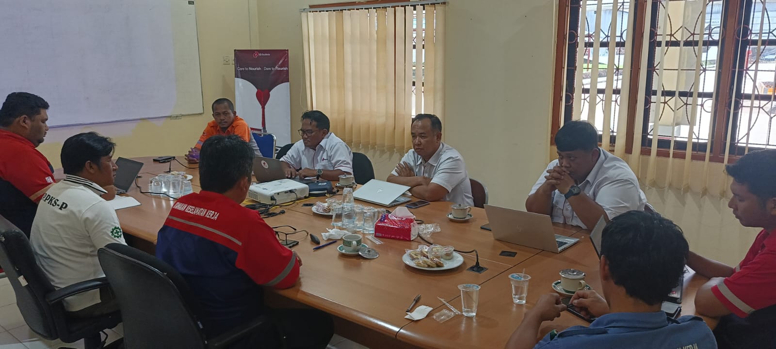 Foto suasana Rapat Koordinasi antara Dewan Pengurus SP.PKS-P dengan HRM perusahaan pada 10 November 2025, membahas kondisi operasional dan manajemen perusahaan terkini.